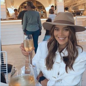 Meet your Posher, Monica